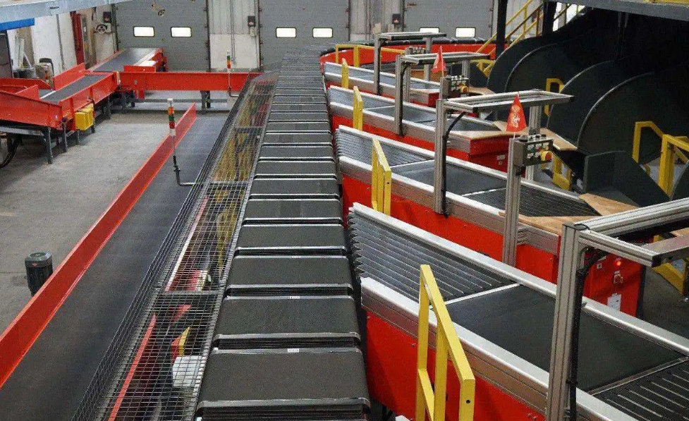 柔性鏈輸送線的特點(diǎn)與優(yōu)勢(shì)，特別是其在長距離輸送中的穩(wěn)定性如何？