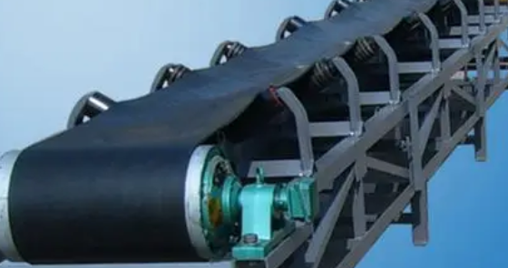 槽型帶式輸送機(jī)有什么優(yōu)點(diǎn)？